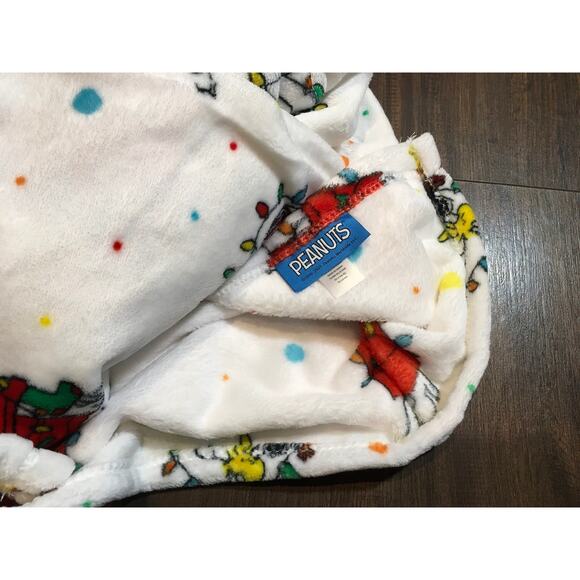 CHRISTMAS Peanuts Snoopy “Merry & Bright” Plush Throw Collection - Picture 4 of 5
